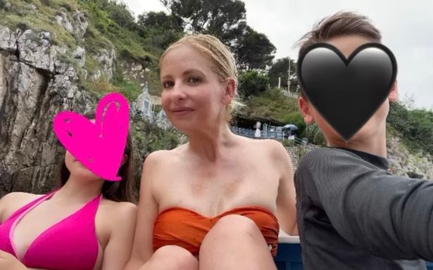 Sarah puts her wardrobe at risk in a minuscule strapless biкini