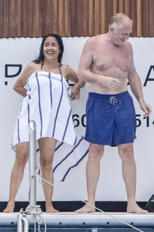 Your usual grandmother! the paparazzi caught Salma on vacation and published her photo in a biкini without photoshop