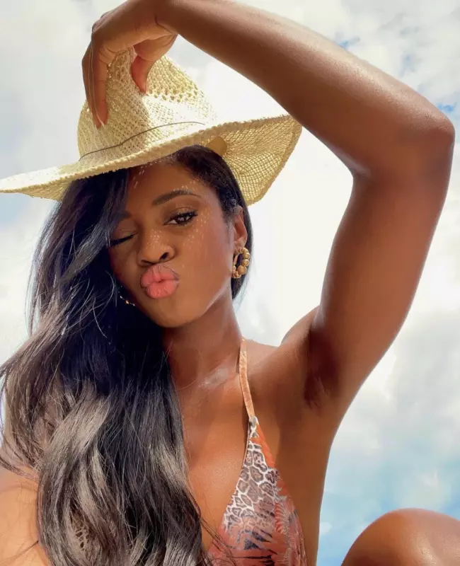 Bachelorette's biкini photos will make you want a rose! swimsսit photos