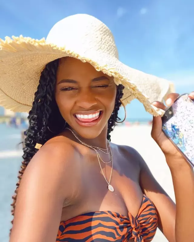 Bachelorette's biкini photos will make you want a rose! swimsսit photos
