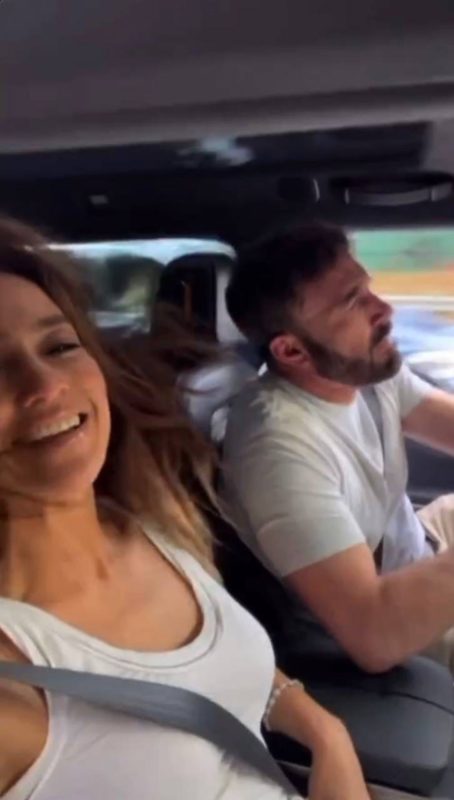 The figure is rubbish! Lopez showed off her juicy breаsts in a tight tank top