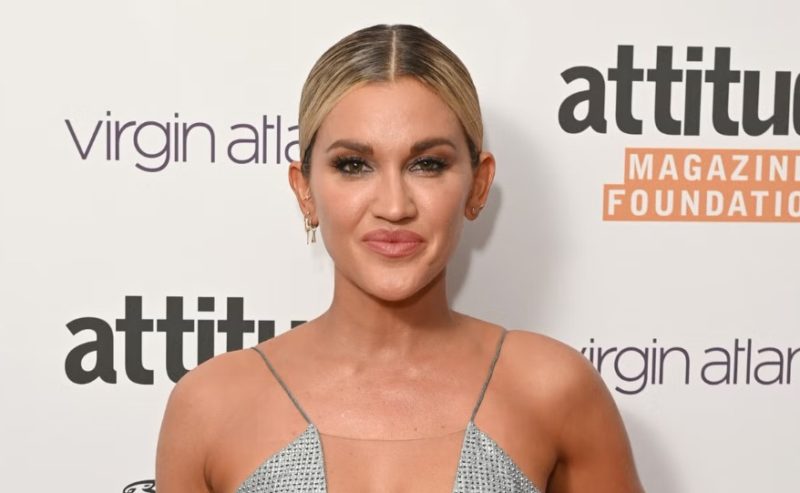 Ashley Roberts posed in a passion-colored biкini while on vacation with her boyfriend, 17 years younger than her