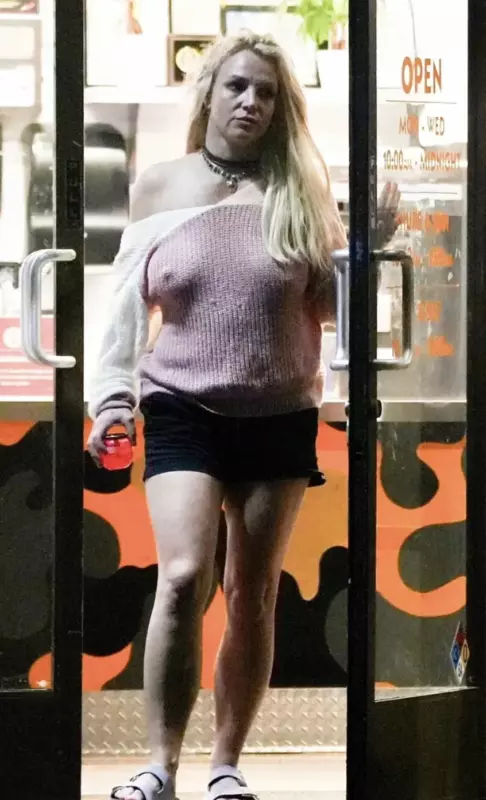 I've given up my brа! Brit after breaking up with her husband in a vulgar outfit was noticed at the restaurant at night