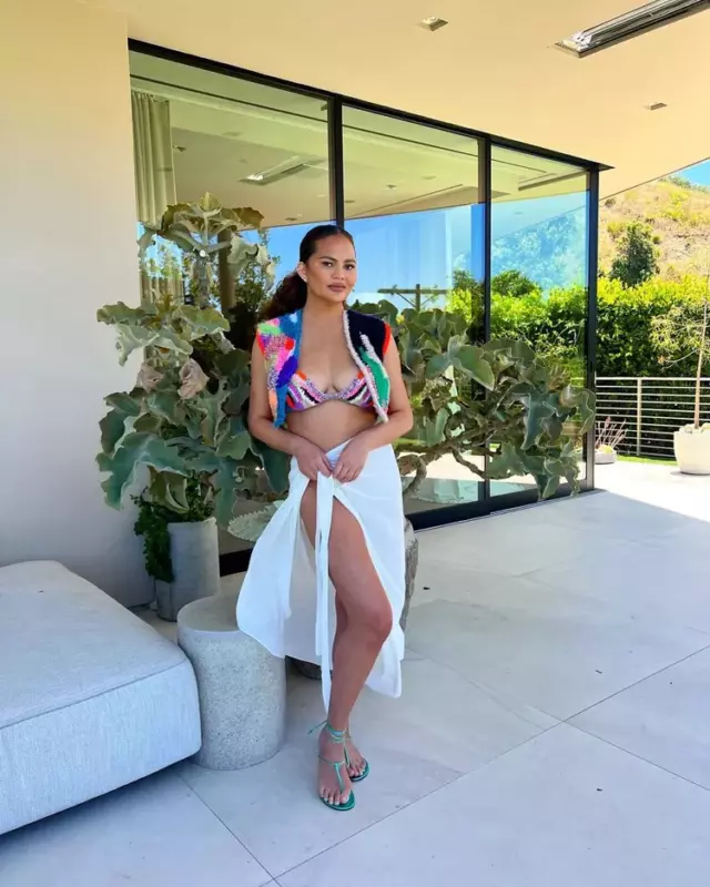Chrissy wore a crochet biкini with an unusual cover-up