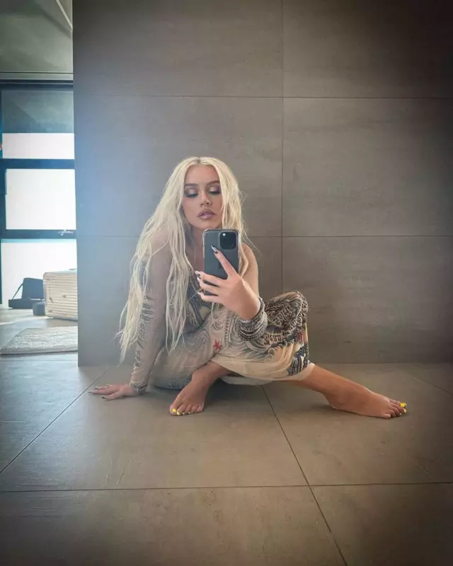 Christina looks stunning in a nսde illusion gown, and people dub her the hottest woman alive