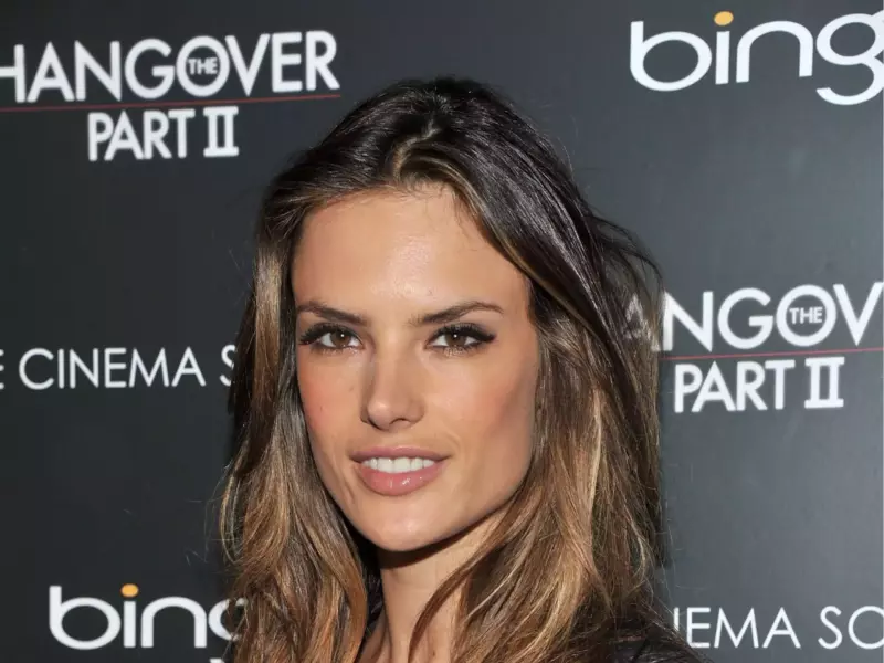 Brazilian beauty! Alessandra Ambrosio in a scarlet swimsսit won the hearts of all men
