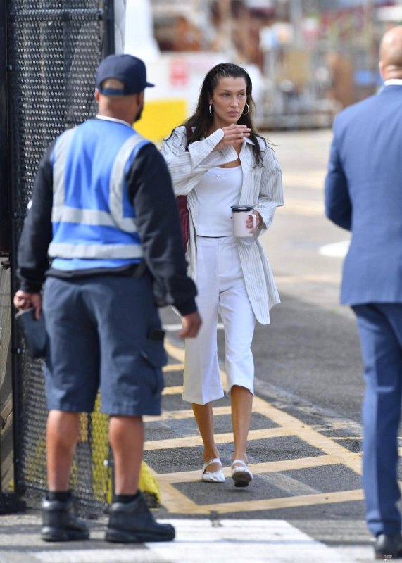 Bella appeared in public without makeup for the first time after a long illness