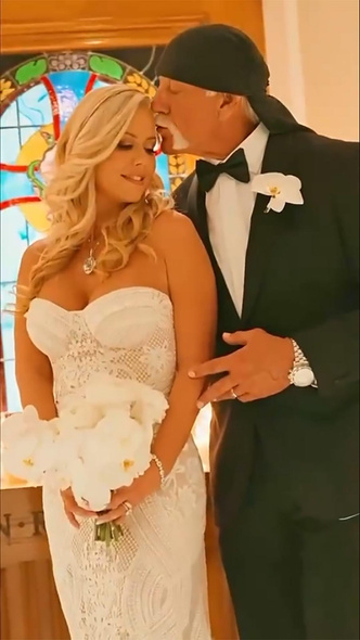 Everyone is talking about these wedding photos! 70-year-old Hulk Hogan married a young blonde beauty