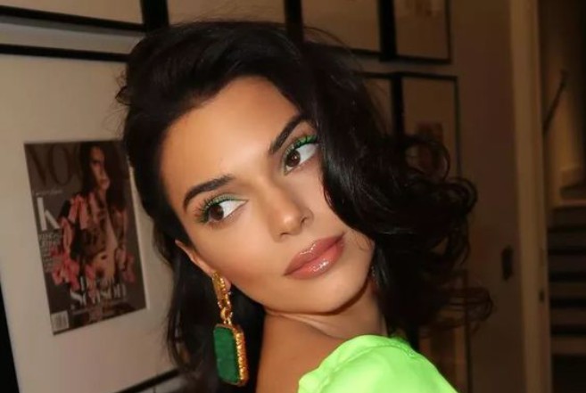 Kendall Jenner relaxes on Barbados beach while wearing a tiny string biкini