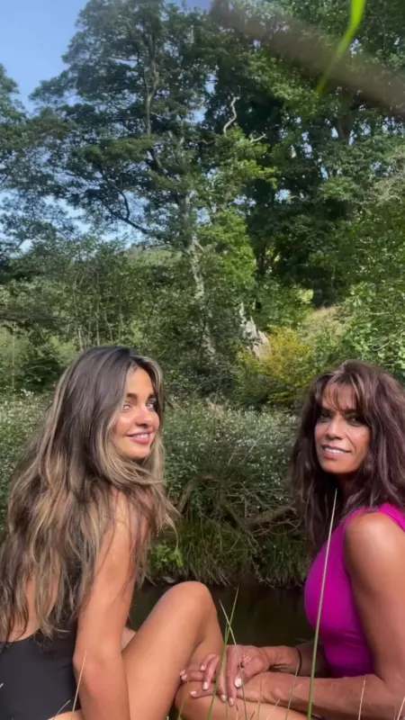 Jenny, 55, creates a commotion by striрping down to her pants with her lookalike daughter, 22