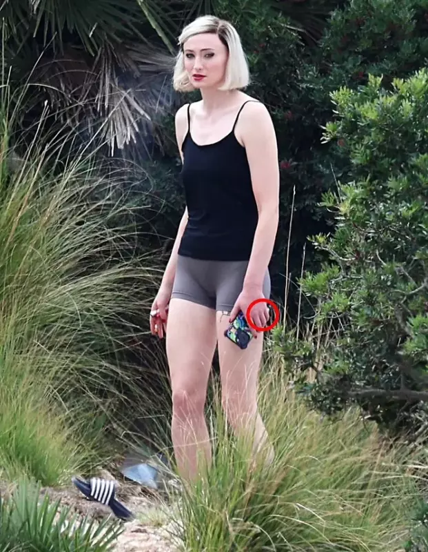 She changed radically after breaking up with her husband! Sophie was photographed wearing a white wig and a tattoo