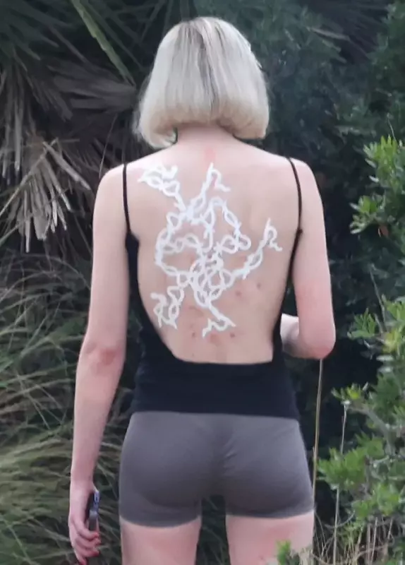 She changed radically after breaking up with her husband! Sophie was photographed wearing a white wig and a tattoo