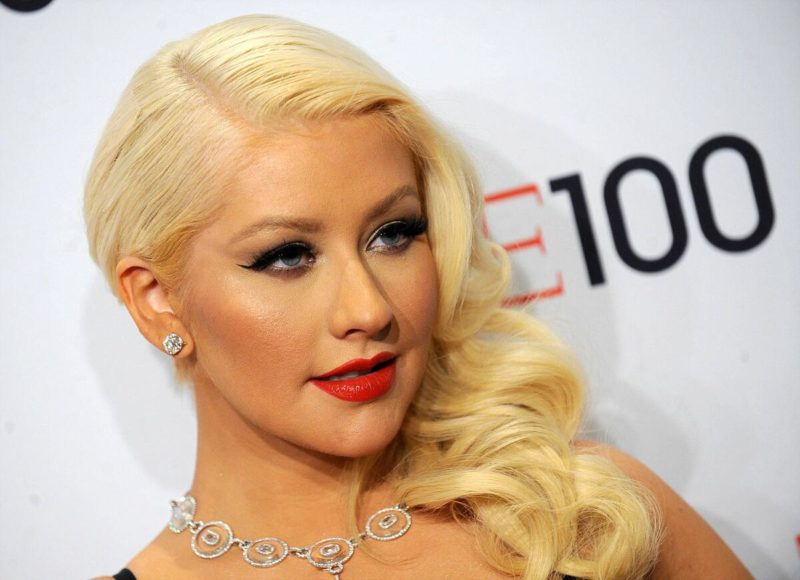 Christina Aguilera breaks the internet by expоsing her long legs in a ...