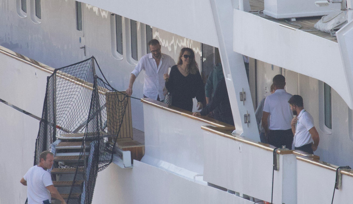 She doesn't look like the goddess of Olympus at all! gloomy Angelina Jolie spotted on a private yacht in Greece