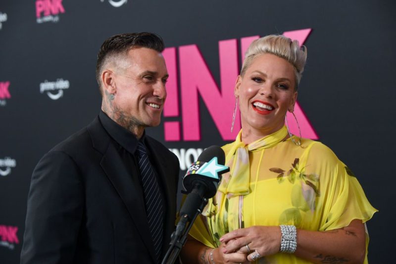 Raise a glass to Pink and Willow's adorable moment of twindom as they perform together