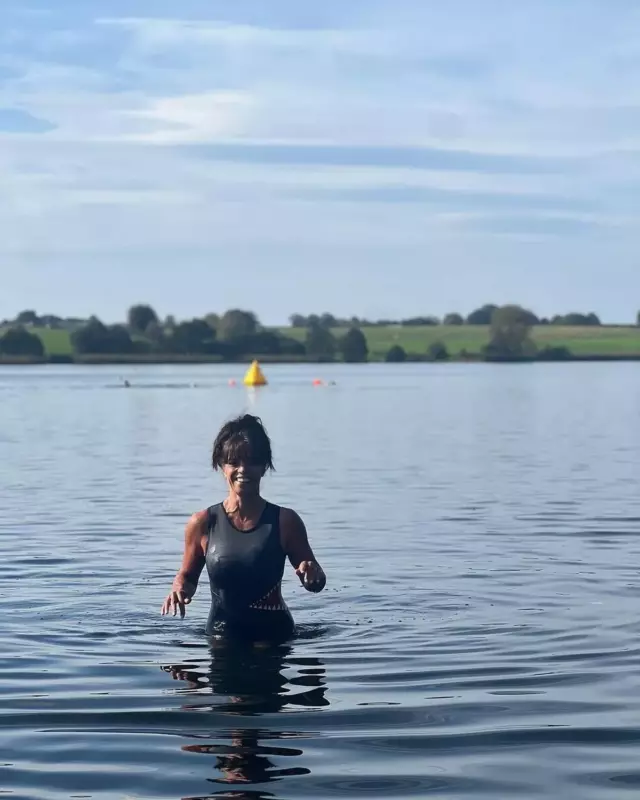 Jenny Powell, 55, dazzles in a skintight biкini for a daring lake dive