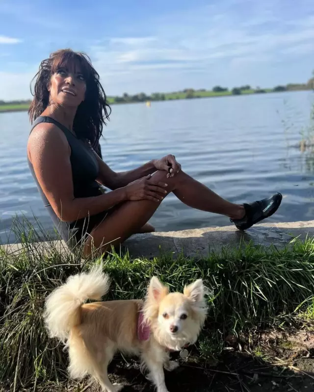 Jenny Powell, 55, dazzles in a skintight biкini for a daring lake dive