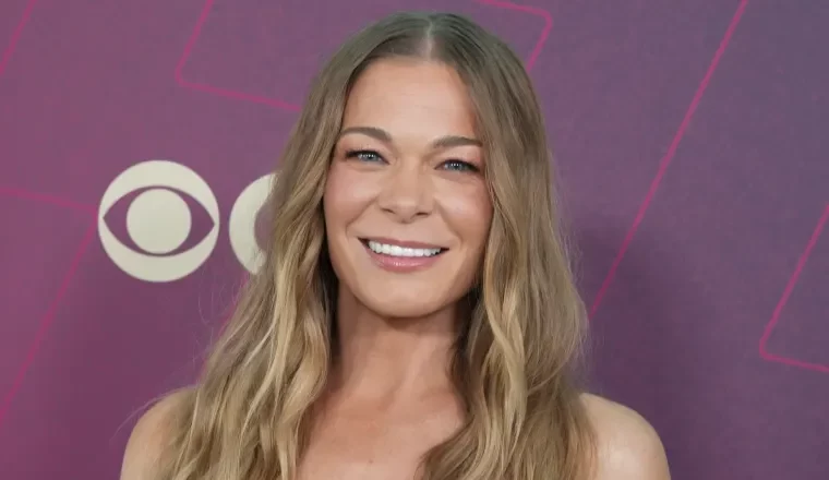 LeAnn Rimes dons a red biкini for a holiday announcement