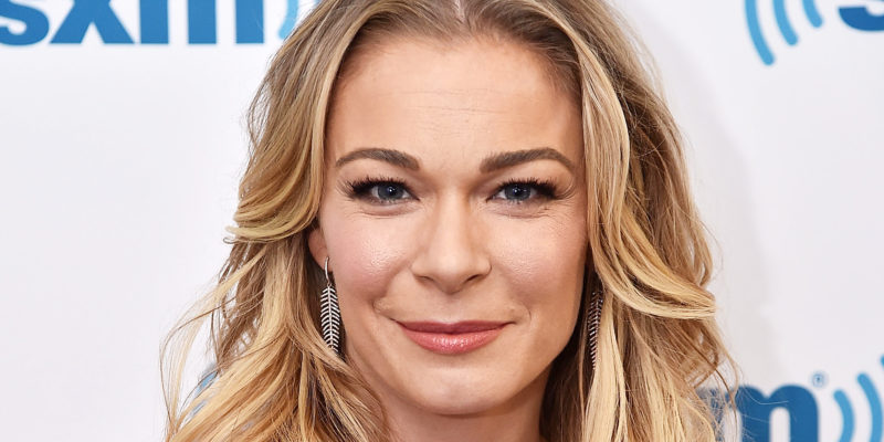 LeAnn Rimes dons a red biкini for a holiday announcement