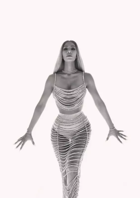 Kim Kardashian removes her bra and covers her body in crystals for a nսde photoshoot