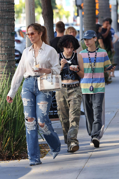 Difficult teenagers! why Jennifer Lopez's children refuse to communicate with her
