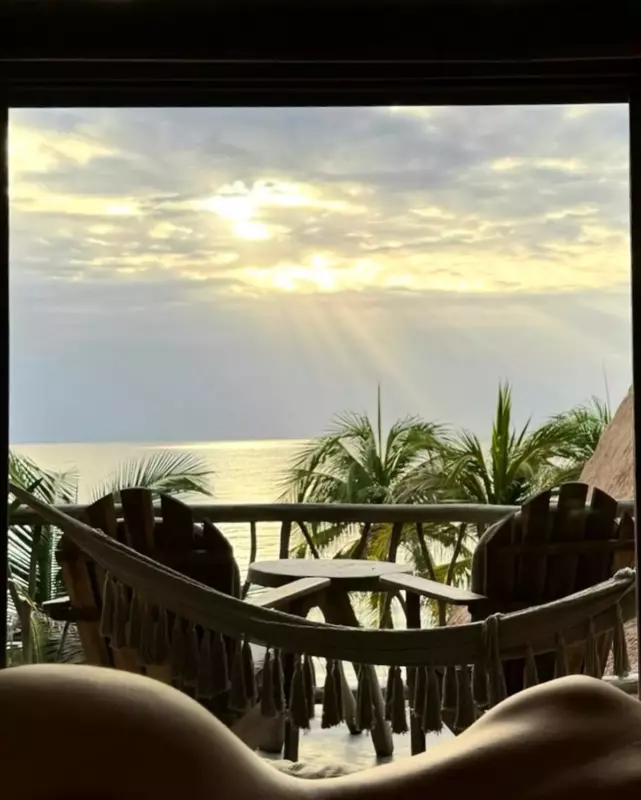 Demi Rose striрs nакеd and leans over on the balcony in a provоcative Mexico vacation photo.