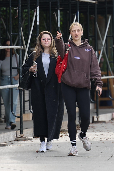 There’s not a trace left of the former Selena Gomez! paparazzi photographed the singer without retouching