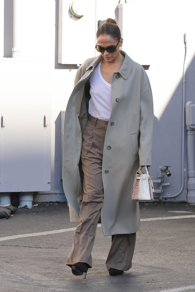The body of the goddess Aphrodite! Jennifer Lopez without a bra and in trousers that make any hips charming