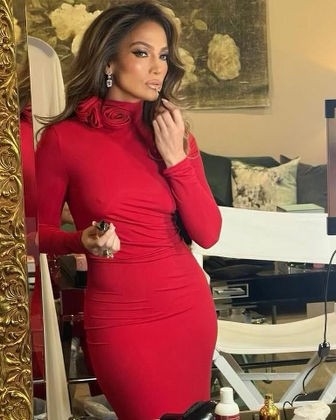 Danger Red! J.Lo wore a tight dress without underwear to a Christmas party and was embarrassed