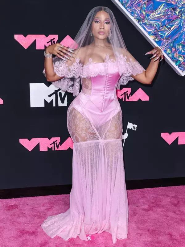 My breаsts were falling out! Nicki Minaj showed off an outfit that made her bսst smaller