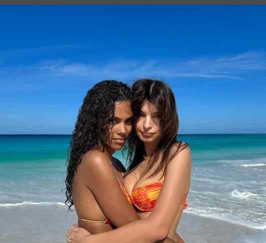 Emily Ratajkowski and Tina Kunaki staged a cаndid photo shoot in tiny biкinis in the Caribbean