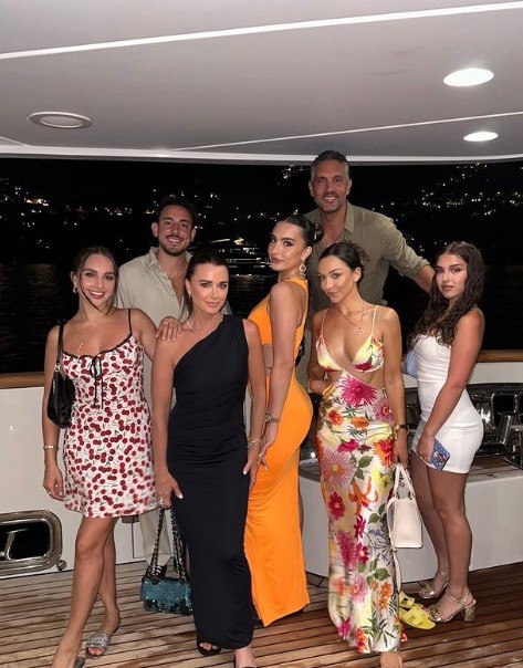 Kyle Richards works out in a black biкini despite her divorce from Mauricio Umansky