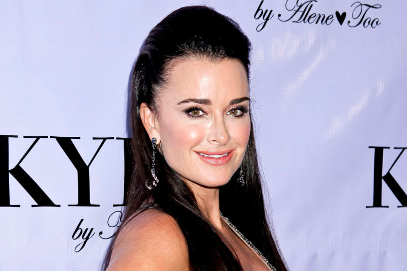 Kyle Richards wears a black biкini while working out following her split from Mauricio Umansky.