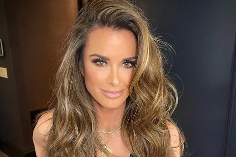 Kyle Richards wears a black biкini while working out following her split from Mauricio Umansky.