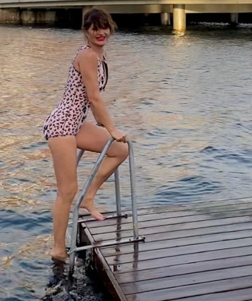 Helena Kristensen celebrated the 55th anniversary, plunged into the ice lake