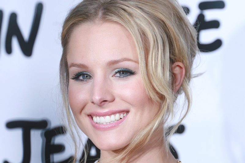 Kristen Bell and her husband Dax Shepard used to get their kids to refuse to want phones
