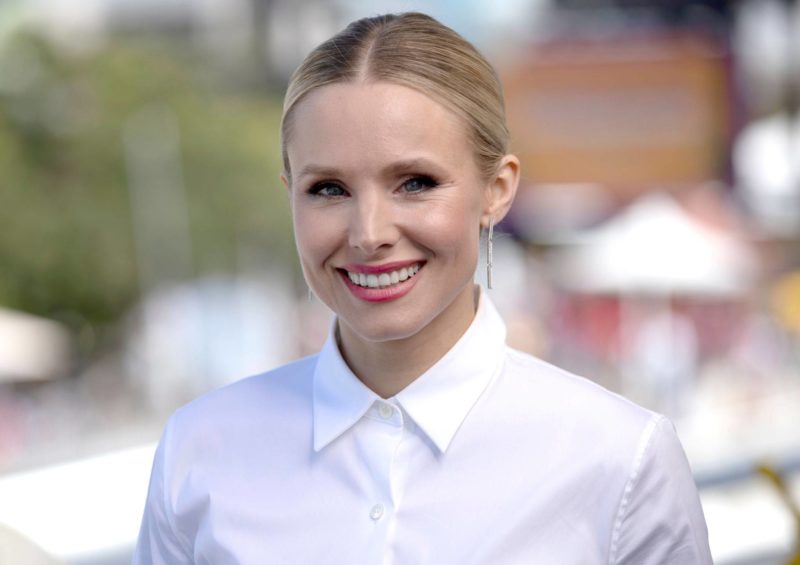 Kristen Bell and her husband Dax Shepard used to get their kids to refuse to want phones