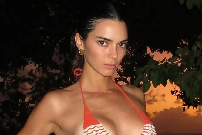 Kendall Jenner relaxes on Barbados beach while wearing a tiny string biкini
