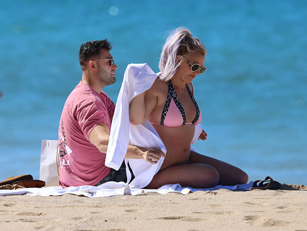 As she sunbathes, Britney Spears rocks a pink and leopard biкini! See the photos