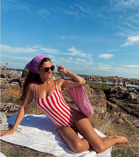 Helena Christensen, 54, stuns in a one-shouldered swimsսit while wading in the ocean
