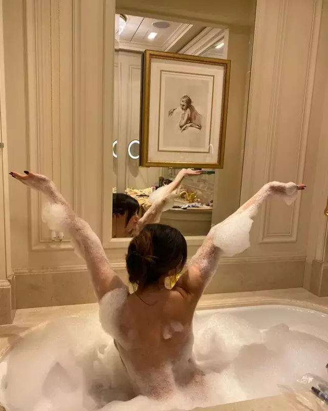 Selena Gomez sizzles in plunging swimsսit for hot mirror selfie