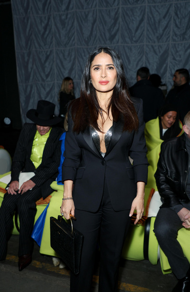 Rhinestone lingerie and waist-length neckline! the secret to a hot look at 57 from Salma Hayek
