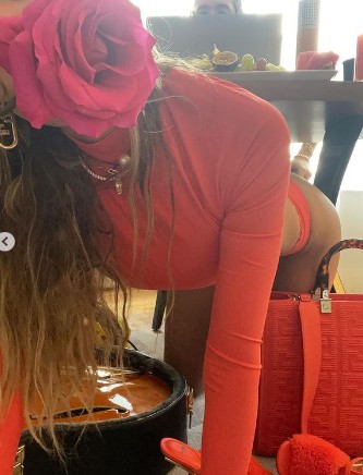 Heidi Klum models Kim Kardashian's orange crop top and biкini bottom in hot selfies