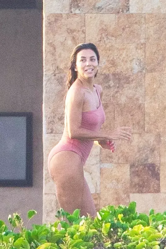 Eva Longoria, 45, relaxes during her Mexican vacation in a gorgeous pink swimsսit