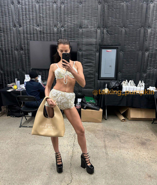 Nothing extra! Irina Shayk appeared to fans in an outfit made of two pieces of fabric