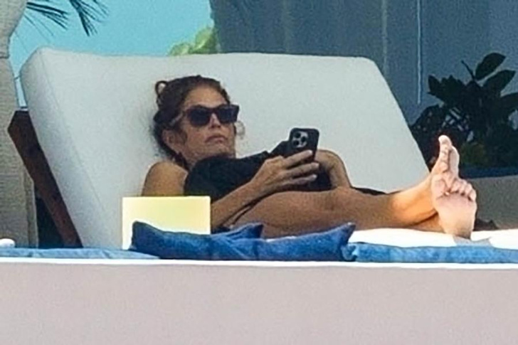 In a swimsսit and without makeup: what 58 yearold Cindy Crawford looks like on vacation by the ocean