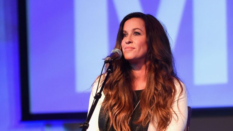 Alanis Morissette shares a wonderful photo with daughter Onyx onstage Singing ironically together