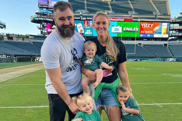 In a hilarious picture of their three daughters reactions, Kylie Kelce reveals that she and Jason are expecting their fourth daughter