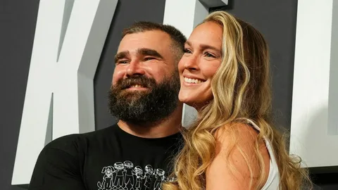 In a hilarious picture of their three daughters reactions, Kylie Kelce reveals that she and Jason are expecting their fourth daughter