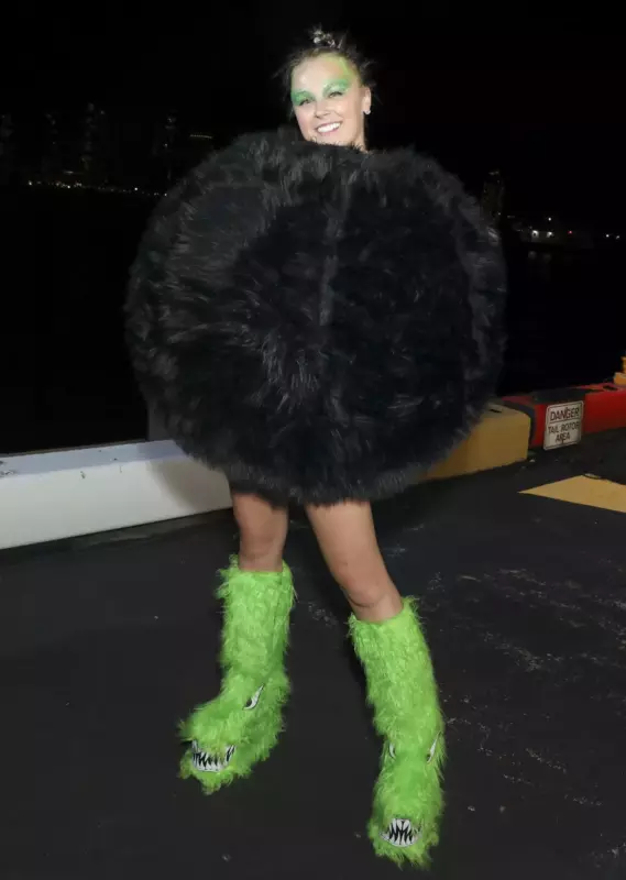 JoJo Siwa claims that even though she kept all of her previous hair bows, she is still tempted to wear one.